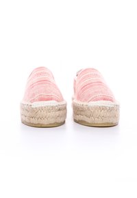 Espadrillas a righe rosa e bianche con suola in giuta intrecciata e lati elasticizzati per una facile vestibilità, caratterizzate da una parte superiore in tessuto testurizzato.