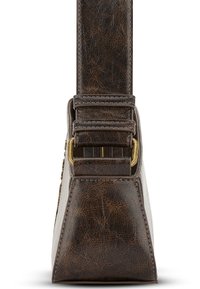 Sac à main en cuir texturé marron foncé vue de côté avec une sangle assortie et des détails de boucles en laiton sur fond blanc.