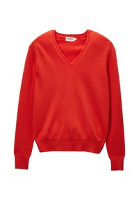 Pull en laine rouge à col en V avec des bords côtelés aux poignets et à l'ourlet. Texture lisse, coupe ajustée et style minimaliste. Pas de motifs ni de pièces métalliques visibles.