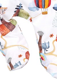 Katoenen stof met kleurrijke illustraties van bomen, luchtballonnen en dieren op een witte achtergrond. Gladde textuur, speels ontwerp.
