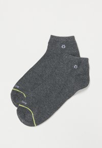 Calcetines tobilleros grises hechos de un material texturizado. Presentan un logo sutil en púrpura claro y un acento verde en el talón.