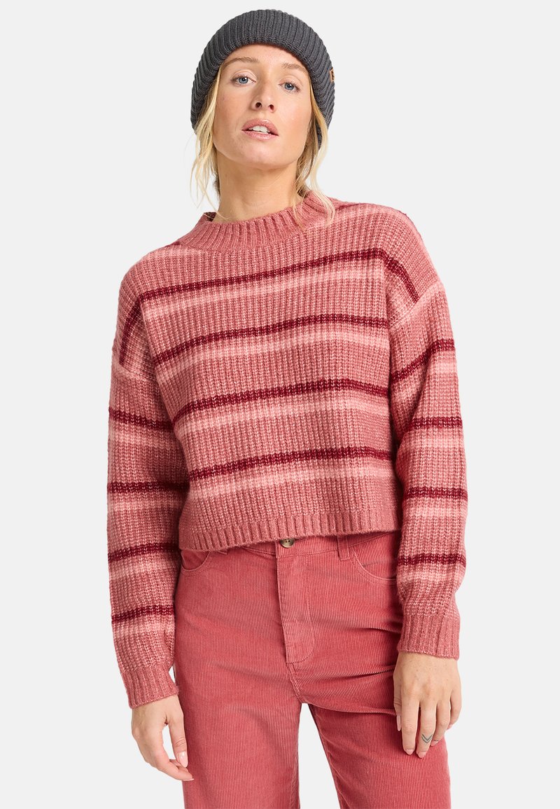 Gestreepte gebreide sweater in tinten roze en bordeaux, met een cropped ontwerp, ribbeltextuur en brede mouwen. Gecombineerd met bijpassende broek.