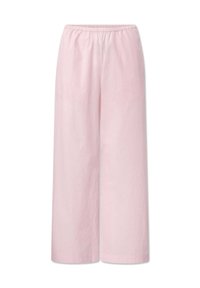 Lichtroze wijde broek van zacht materiaal, met een elastische tailleband en een gladde, gestructureerde afwerking. Geen zichtbare patronen of accenten.