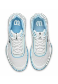 Zapatillas deportivas blancas con acentos azules, que cuentan con una parte superior de malla, puntera redonda y cordones. El logo está situado en el lado exterior.