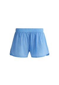 Shorts bleu clair à taille élastique avec fines rayures blanches verticales et ourlets latéraux arrondis sur fond blanc.
