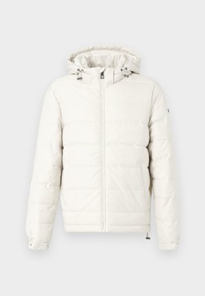 Chaqueta blanca acolchada con capucha, cremallera frontal y cordón ajustable. Presenta puños con botón a presión y una textura suave y lisa.
