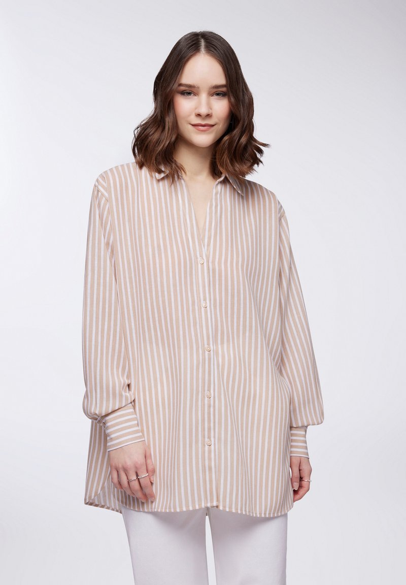 Camicia a righe in toni beige e bianco, con una vestibilità rilassata, maniche lunghe e una texture morbida e leggera.