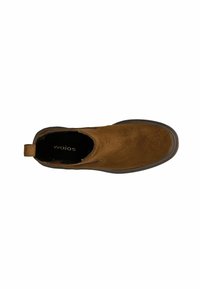 Brązowy zamszowy botek za kostkę z okrągłym noskiem, elastycznymi panelami po bokach i pętelką na pięcie. Ma czarne wnętrze.