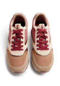 Sneakers in beige e burgundy, con tomaia in tessuto testurizzato, chiusura con lacci, suola in gomma e dettagli laterali con branding sottile.