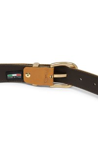 Donkerbruine leren riem met een lichtbruine leren lus, gouden gesp en een "Made in Italy" label met de kleuren van de Italiaanse vlag.