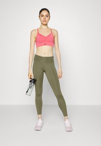 Nike Performance FAST - Leggings de corrida - medium olive