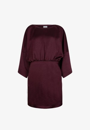 Robe bordeaux à encolure ronde et manches larges 3/4. Elle se distingue par une taille froncée et un tissu texturé avec un motif subtil.