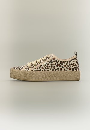 Nízke tenisky s béžovým a hnedým vzorom leopardieho potlače na vrchnej časti z látky a podrážkou s tkanou textúrou ze slamy.
