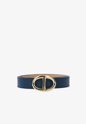 Blauwe leren riem met textuurafwerking en grote glanzende gouden ovale gesp met centraal detail van een verticale stang, opgerold op een witte achtergrond.