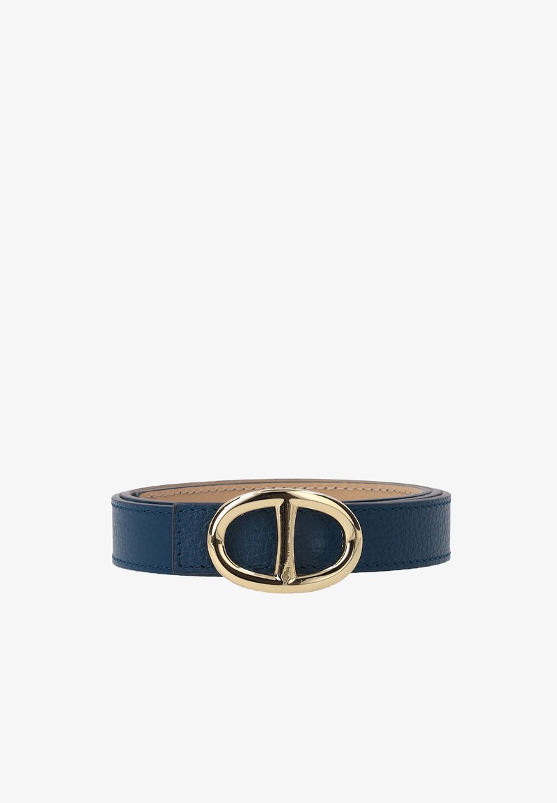 Blåt læderbælte med struktureret finish og stor skinnende gylden oval spænde med central lodret stangdetalje, rullet sammen på hvid baggrund.