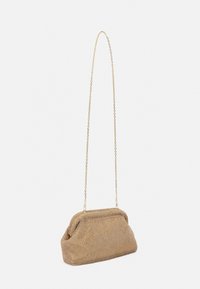 Borsa a spalla in rete dorata con una forma strutturata, tracolla a catena e superficie texture. Presenta una chiusura a scatto e dettagli plissettati sui lati.