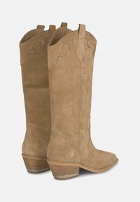 Stivali da cowboy in suede color beige con punta appuntita, decorazioni cucite e tacco impilato, dotati di fascette laterali per una facile calzata.