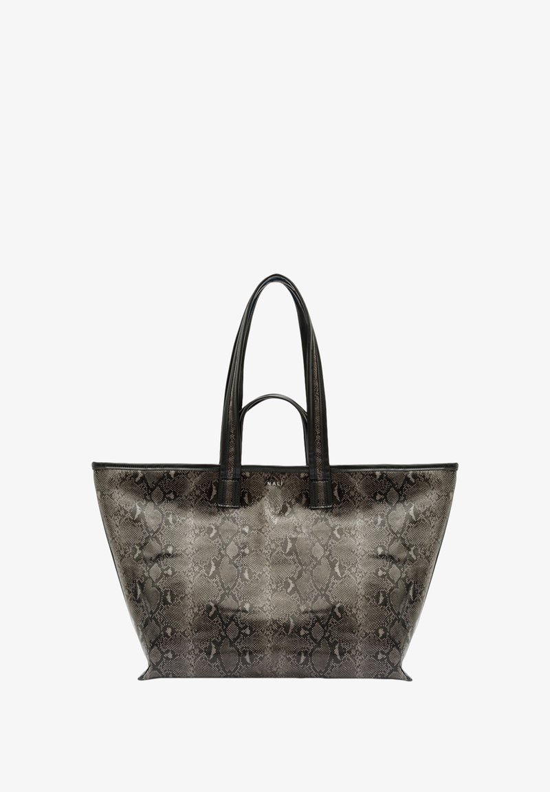 Gran bolsa tote con estampado de serpiente en tonos gris oscuro y negro. Material de cuero sintético suave, asas altas, diseño de fondo plano.