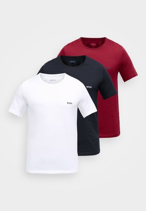 Tre kortermede T-skjorter i hvit, marineblå og burdeos. Laget av bomull, med rund hals og en liten "BOSS"-logo på brystet.