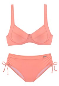 Korallenfarbenes Bikini-Set aus weichem, strukturiertem Stoff. Das Oberteil hat breite Träger und verstärkte Cups, während die Unterhose seitliche Raffungen und Bindebänder hat.