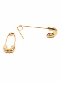 Pendientes en tono dorado con diseño de imperdible, que cuentan con una textura metálica suave, un acento curvado en el imperdible y un cierre circular.