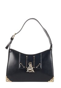 Mustakotka nahkakäsilaukku, jossa on kaareva muoto, niiteillä varustettuja yksityiskohtia ja koristeellinen sulku, joka on tyylikäs. Kultaista metalliosaa kulmissa.