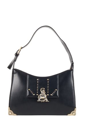 Bolso de cuero negro con forma curva, acentos de tachuelas y un cierre decorativo con un diseño elegante. Herrajes dorados en las esquinas.