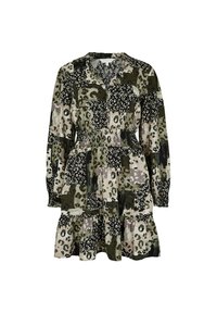 Robe à manches longues avec taille élastique et jupe à volants en patchwork imprimé animal vert, beige, noir et blanc.
