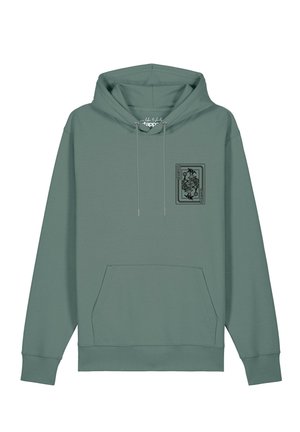 Groene hoodie met een voorzak en een zwart speelkaartontwerp op het linkerborstgedeelte.