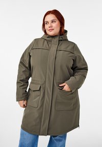 Olijfgroene waterdichte parka met een capuchon, verticale ritssluiting aan de voorkant, twee zijzakken en een losse pasvorm, gemaakt van glad, duurzaam materiaal.