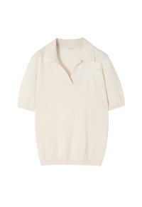 Polo a maniche corte color crema con una consistenza morbida, caratterizzato da un sottile motivo ricamato sull'area del petto sinistro e un colletto classico.
