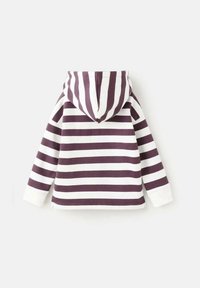 Mikina s kapucí s proužky v granátové a bílé barvě, s kapucí na stahovací šňůrku, dlouhými rukávy a žebrovanými manžetami. Má měkkou texturu látky. Pohled zezadu.