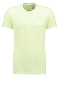 Camiseta atlética amarilla claro de manga corta con cuello redondo, tejido texturizado y un logotipo sutil en la parte superior izquierda del pecho.