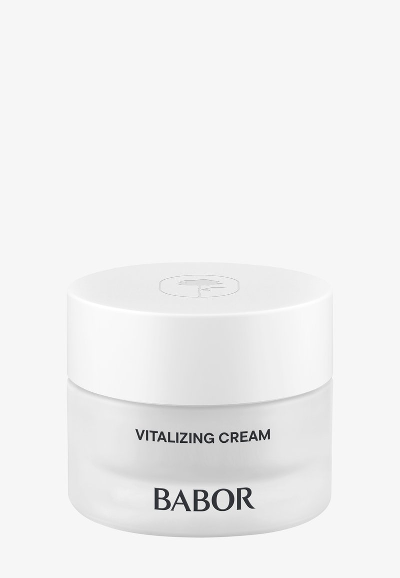 Crema revitalizante en un tarro transparente con una tapa blanca. Presenta un diseño simple y moderno con el texto negro "BABOR" y el nombre del producto.