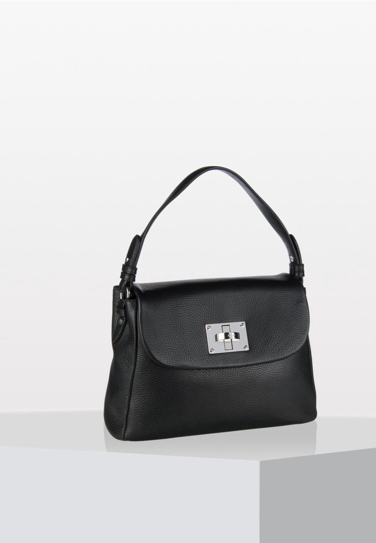 Borsa a tracolla nera in pelle con una forma strutturata, un flap superiore piatto e un elemento decorativo rettangolare in tono argento sul davanti.