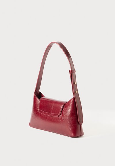 Bolsa de mão de couro burgundy com uma forma estruturada. Textura lisa, alça ajustável com detalhes em dourado e um pequeno bolso frontal.