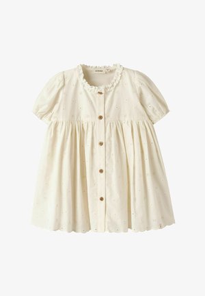 Robe de bébé couleur crème avec manches courtes bouffantes, boutons en bois à l'avant, broderie à jours, ourlet festonné et encolure à volants.