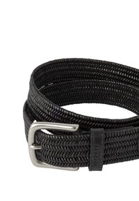 Cinturón de tela negra trenzada con una hebilla de metal plateado mate y una pequeña etiqueta de cuero con "Hackett London" grabada.