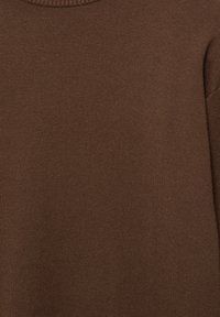 Brązowy sweter z prążkowanym okrągłym dekoltem, wykonany z teksturowanej dzianiny. Posiada prosty krój i długie rękawy.