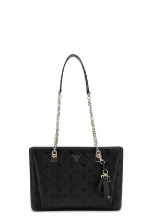 Borsa a spalla in faux pelle nera con motivo a logo embossato, catena argentata e manici in pelle, e un charm decorativo appeso di lato.