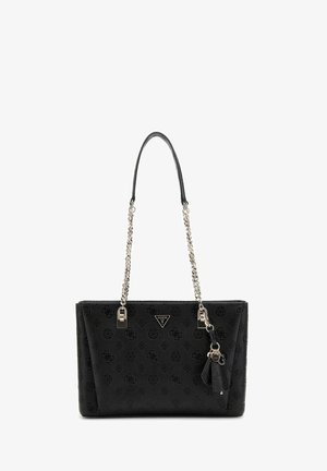 Sac à épaule en simili cuir noir avec motif de logo en relief, chaîne argentée et sangles en cuir, ainsi qu'un charm décoratif suspendu sur le côté.