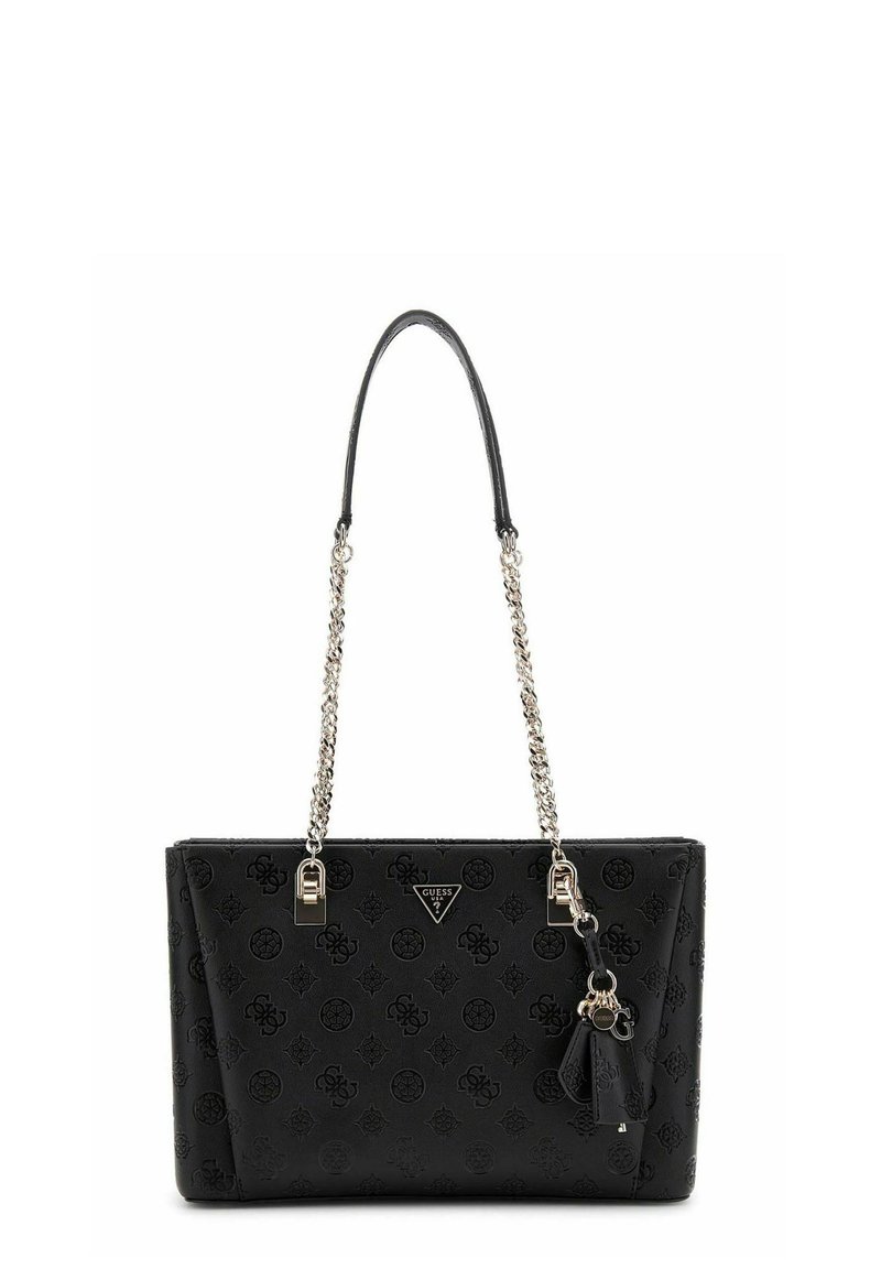 Sac à épaule en simili cuir noir avec motif de logo en relief, chaîne argentée et sangles en cuir, ainsi qu'un charm décoratif suspendu sur le côté.