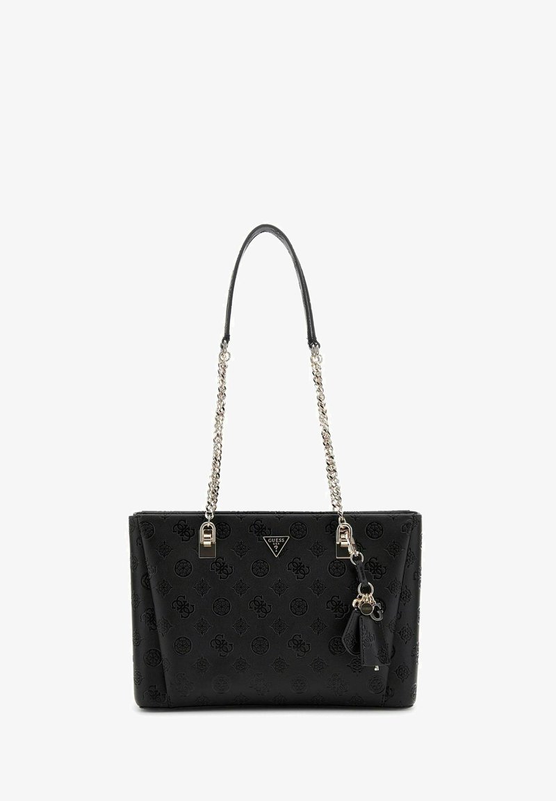 Sac à épaule en simili cuir noir avec motif de logo en relief, chaîne argentée et sangles en cuir, ainsi qu'un charm décoratif suspendu sur le côté.