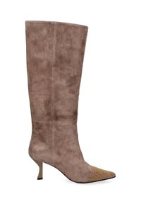 Stivale alto fino al ginocchio in morbido suede color taupe con punta affusolata, caratterizzato da borchie dorate sulla parte anteriore. Il tacco sottile e elegante completa il design.