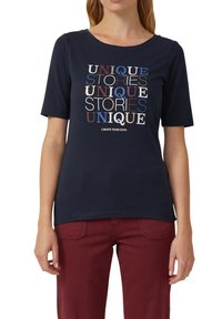 Marineblauwe t-shirt met korte mouwen, gemaakt van katoen en met een ronde hals. Bevat een grafisch tekstontwerp in gemengde kleuren: "UNIEKE VERHALEN."