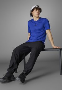 adidas Performance POWER WORKOUT - T-shirt till träning - semi lucid blue black