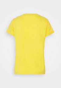 Gelbes kurzärmliges T-Shirt aus Baumwolle mit einem runden Halsausschnitt und glatter Textur. Die Rückseite ist schlicht und hat keine Muster oder Akzente.