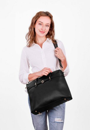 Schwarze Lederhandtasche mit zwei Griffen und einem langen Schulterriemen. Verfügt über silberne Beschläge und eine glatte Textur. Akzente setzen Metallnieten.