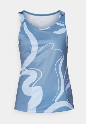 Top atlético sin mangas de color azul con patrones ondulados abstractos en azul claro, cuello en V y pequeño logo de FILA cerca del dobladillo inferior.