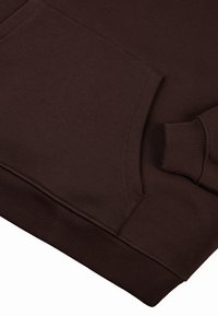 Barna kapucnis pulóver kenguru zsebbel, bordás mandzsettákkal és alsó résszel, puha tapintással és varratmentes vállkialakítással.